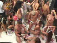 Bukkake party in Amsterdam! Sletjes krijgen een sperma douche!